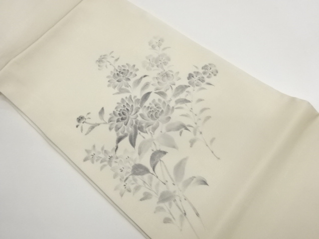 塩瀬銀彩手描き草花模様開き名古屋帯（額縁仕立て）